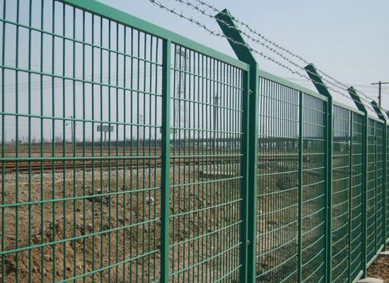 框架護(hù)欄網(wǎng)進(jìn)行浸塑、噴塑防腐有區(qū)別嗎？