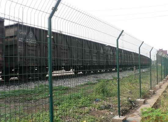 雙邊絲護(hù)欄安裝規(guī)范和注意事項(xiàng)呢？